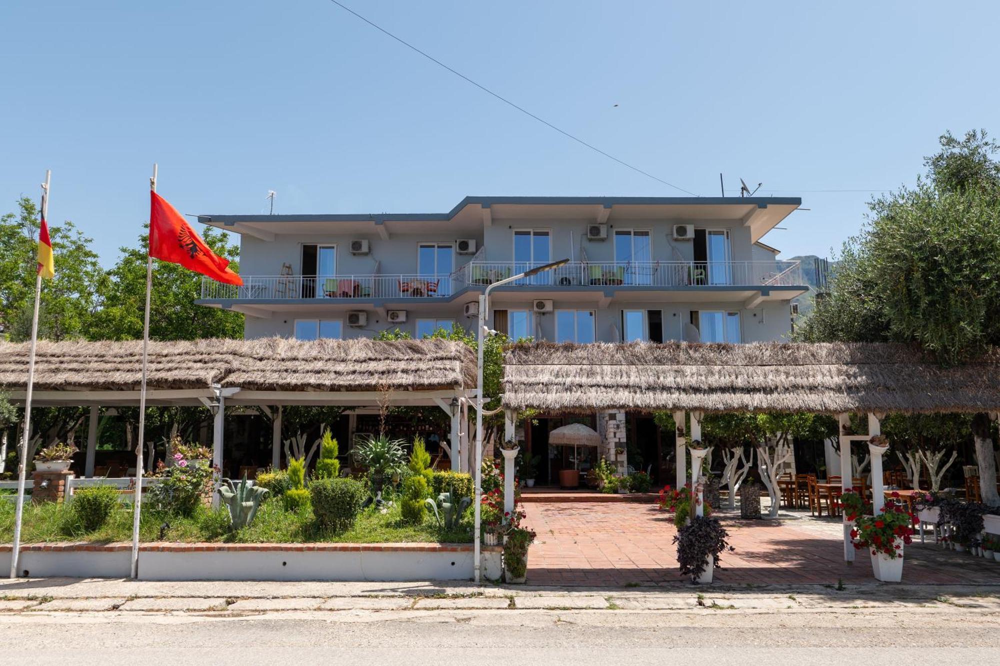 Hotel Nika Radhimë Exterior foto
