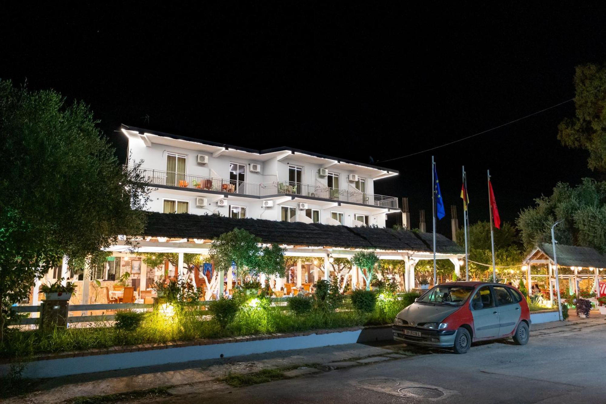 Hotel Nika Radhimë Exterior foto
